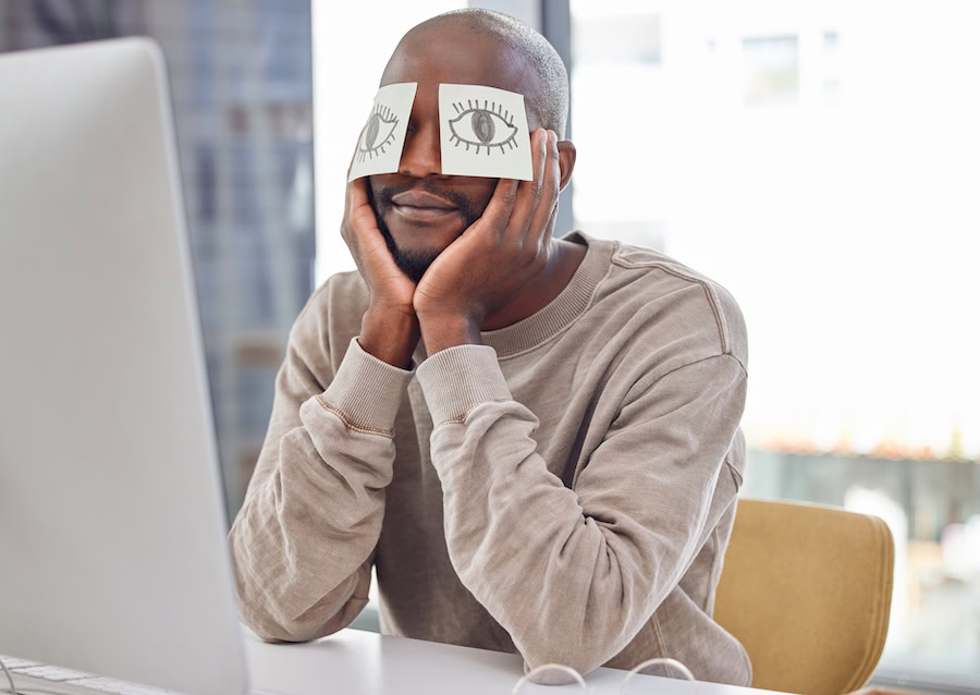 Una persona con gli occhi coperti da post-it simboleggia un potenziale cliente con disabilità visiva, escluso da documenti e campagne marketing non progettati in modo accessibile.
