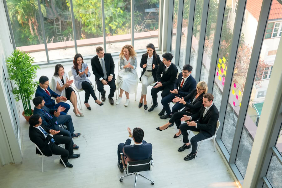 Un team di successo celebra il raggiungimento di un importante traguardo formativo. La formazione, anche quando obbligatoria, è il primo passo per costruire un'organizzazione sicura, competente e pronta al futuro. Un investimento che genera valore e protegge il business