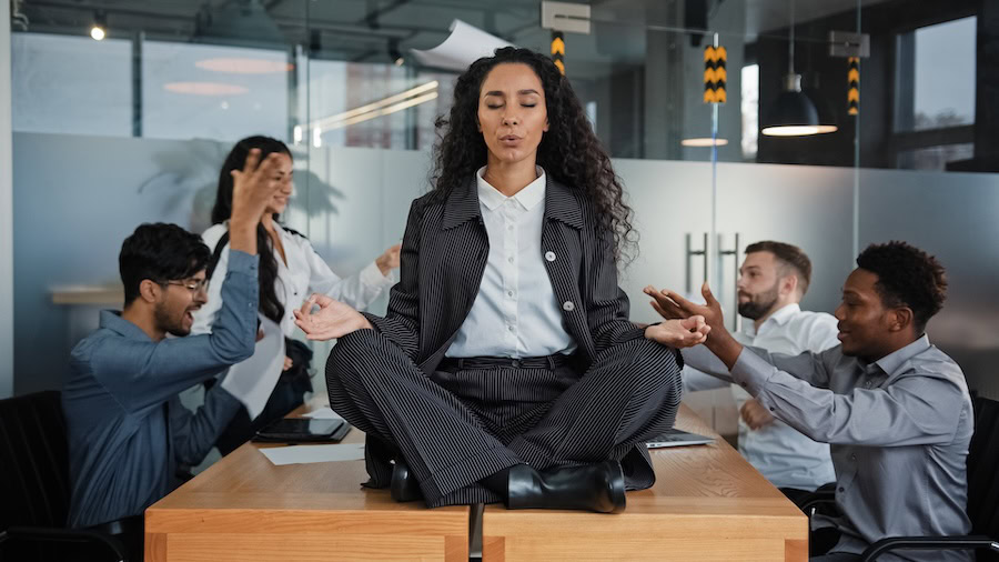 AI e lavoro: il Garante Privacy avverte sui rischi dei sistemi che analizzano emozioni e stress dei dipendenti.